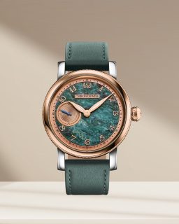 @chronoswiss_official presenta los nuevos Small Second Jasper y Small Second Serpentine, los primeros modelos de su era Modern Mechanical con carátulas de piedra natural. Cada esfera presenta vetas, colores y patrones irrepetibles, por lo que no existen dos piezas exactamente iguales.
El Jasper rinde homenaje a las raíces alemanas de la firma, mientras que la Serpentine, procedente de la región de Zermatt y el Matterhorn, conecta con su presente en Suiza. Dos ediciones limitadas a solo 50 piezas cada una.
#TiempoDeRelojes #Chronoswiss #SmallSecond
