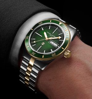 El @favreleuba Deep Raider Day Date estrena un nuevo look. La colección incorpora por primera vez un acabado bicolor que combina acero con detalles en PVD de oro amarillo, acompañado por carátulas en azul, verde o negro. Se trata de un diver de 40 mm, resistente al agua hasta 300 metros.
#TiempoDeRelojes #FavreLeuba #DeepRaider