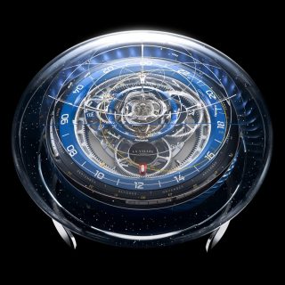 El nuevo COSMO de @lavalleetimepieces propone una forma completamente nueva de experimentar el tiempo.
Su mecanismo gira continuamente sobre su propio eje, completando una vuelta cada día sideral, mientras despliega indicaciones de tiempo, calendario y fenómenos astronómicos.
Con 406 días de reserva de marcha con una sola cuerda, un volante de 70 mm suspendido magnéticamente y un escape que incluso puede configurarse para latir al ritmo cardiaco en reposo de su propietario, cada elemento forma parte de una misma arquitectura mecánica.
#TiempoDeRelojes #LAVALLÉE #COSMO