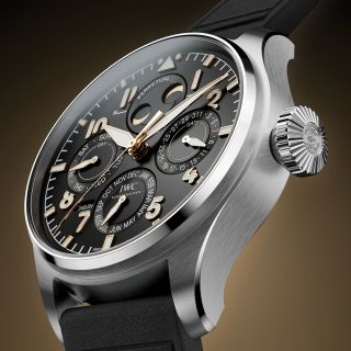 @iwcwatches celebra los 140 años de @mercedesbenz con una edición especial del Big Pilot’s Watch Perpetual Calendar ProSet, limitada a solo 140 piezas.
La gran novedad está en su calendario perpetuo: por primera vez en IWC, puede ajustarse hacia adelante y hacia atrás desde una sola posición de la corona, haciendo mucho más intuitiva una de las complicaciones más complejas de la relojería.
Una pieza de 42 mm que une innovación y los 22 años de historia compartida entre ambas marcas.
#TiempoDeRelojes #IWCWatches #MercedesBenz #BigPilot