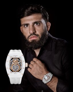 @cvstos_official anuncia su colaboración con el peleador de artes marciales mixtas @arm_011 y adelanta el ARMAN EDITION, un reloj desarrollado junto al propio atleta.
Limitado a 100 piezas, será el primero en los 20 años de CVSTOS en utilizar cerámica blanca para la caja, combinada con elementos de oro rosa. Su lanzamiento está previsto para septiembre de este año.
#TiempoDeRelojes #CVSTOS #ArmanTsarukyan