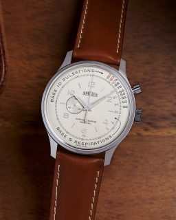 @angelus_watches inaugura su nueva colección La Fabrique con el Chronographe Médical x @massenalab, una edición limitada a solo 99 piezas que recupera el espíritu de los cronógrafos médicos de los años 60.
Su carátula integra pulsómetro y asmómetro para medir frecuencia cardiaca y respiratoria, mientras que el calibre manual A5000 utiliza rueda de pilares, embrague horizontal y un único pulsador.
#TiempoDeRelojes #Angelus #MassenaLAB #LaFabrique
