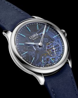 El nuevo Promenade Transparencies Aqua Blue de @czapekgeneve combina una carátula de zafiro con degradado azul fumé que deja al descubierto el calibre esqueletado de manufactura SXH7, visible tanto por el frente como por el reverso.
Cuenta con caja de acero de 38 mm, 60 horas de reserva de marcha y se trata de una edición limitada a solo 38 piezas.
#TiempoDeRelojes #Czapek #Promenade