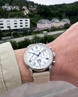 Estuvimos en la manufactura de @glashuetteoriginal para conocer la nueva generación de Senator Chronograph.
Dos modelos que continúan una tradición iniciada con el calibre UROFA 59 de 1940, el primer cronógrafo de pulsera moderno de Glashütte.
El Senator Chronograph Navigator, inspirado en los relojes de piloto de los años 40, luce una carátula negra mate con cifras arábigas luminosas. El Senator Chronograph evoca los históricos relojes de observación con una carátula de plata galvánica de acabado granulado fino y números romanos de oro con revestimiento azul.
Ambos cuentan con caja de acero de 41 mm, Fecha Panorámica, calibre automático de manufactura 37-24 y sistema de cambio rápido de correa o brazalete.
#TiempoDeRelojes #GlashütteOriginal #SenatorChronograph