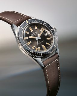 70 años después, el Blancpain Bathyscaphe vuelve a sus orígenes.
Para celebrar el aniversario del modelo, @blancpain1735 reinterpreta una de sus referencias más emblemáticas de 1968 con una caja de 37.40 mm, estética vintage y calibre automático 1150 con 100 horas de reserva de marcha. Una edición limitada a solo 300 piezas.
#TiempoDeRelojes #Blancpain #FiftyFathoms #Bathyscaphe