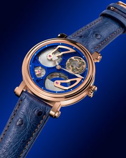 El nuevo Tourbillon Royal Blue de @speakemarin lleva el color emblemático de la firma a una arquitectura completamente esqueletizada, en contraste con una caja Piccadilly de oro rojo de 42 mm.
En su interior, el calibre automático de manufactura SMA05 combina microrrotor integrado, tourbillon volante de 60 segundos y 72 horas de reserva de marcha. Limitado a solo 5 ejemplares.
#TiempoDeRelojes #SpeakeMarin #Tourbillon