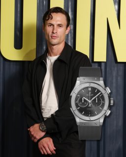#WatchSpotting | Durante la premiere de Mutiny en Londres, @arnasfederman apareció con un @hublot Classic Fusion Chronograph Racing Grey.
Una pieza de 45 mm en titanio, con carátula gris satinada y movimiento cronógrafo automático HUB1143 con 42 horas de reserva de marcha.
#TiempoDeRelojes #Hublot #ClassicFusion