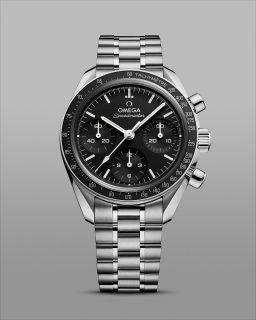 @omega renueva el Speedmaster 38 mm con siete nuevas referencias que acercan la colección aún más a la estética del legendario Moonwatch.
Subesferas ahora redondas, esferas más limpias, biseles más robustos con el clásico Punto sobre el Noventa y brazaletes de cinco eslabones estilo Moonwatch definen esta nueva generación.
La colección incorpora opciones en acero, versiones bicolor y dos modelos con biseles engastados con 52 diamantes, manteniendo los 38 mm como una alternativa más compacta y refinada dentro de la familia Speedmaster.
#TiempoDeRelojes #OMEGA #Speedmaster #Moonwatch
