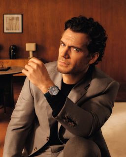 @longines abre un nuevo capítulo para la Master Collection con un diseño renovado y nuevas propuestas que van desde modelos de tres agujas hasta cronógrafos con fase lunar y, por primera vez en la colección, un Chrono Monopusher.
Este último recupera una tradición que Longines explora desde principios del siglo XX: integra las funciones de inicio, parada y reinicio del cronógrafo en un único pulsador ubicado en la corona, acompañado por una escala pulsómetro y el calibre manual L799.5.
#TiempoDeRelojes #Longines #MasterCollection