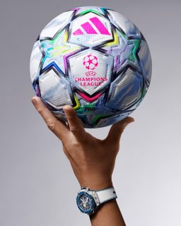 @hublot presenta el Big Bang Reloaded UEFA Champions League Titanium Ceramic, el octavo reloj nacido de su colaboración con la competición, de la que es reloj oficial desde 2015.
Titanio, cerámica azul y una carátula esqueletizada enmarcan el calibre automático Unico HUB1280, con 72 horas de reserva de marcha. Una edición limitada a solo 100 piezas para celebrar el arranque de la temporada 2026/27.
#TiempoDeRelojes #Hublot #ChampionsLeague