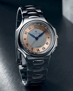 @atelierwenwatches y @massenalab presentan el Inflection Shuò, una colaboración limitada a 50 piezas divididas en dos versiones: 40 Rose Gold y 10 White Gold.
Ambas comparten una carátula de oro trabajada a mano mediante tremblage, numerales arábigos grabados y numerales chinos caligrafiados, en una composición que mezcla referencias de Oriente y Occidente.
La caja y el brazalete integrado están realizados en tantalio 99.9%, mientras que en su interior late una versión personalizada del calibre automático GP03300 de Girard-Perregaux, con 48 horas de reserva de marcha.
#TiempoDeRelojes #AtelierWen #MassenaLAB