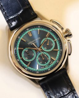 @tiffanyandco celebra el 160 aniversario de su primer cronógrafo, presentado en 1866, con una nueva edición del Tiffany Timer, limitada a 100 piezas. Esta segunda versión combina una caja de titanio de 40 mm, bisel de platino y carátula azul oscuro con detalles en Tiffany Blue.
En su interior late una versión exclusiva del El Primero 400, pero la sorpresa está al reverso: sobre el rotor aparece una recreación del icónico Bird on a Rock, elaborada a mano en oro amarillo.
#TiempoDeRelojes #TiffanyAndCo #TiffanyTimer