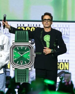 #WatchSpotting | Robert Downey Jr. volvió a elegir @geraldcharles_official durante la presentación de Avengers: Doomsday en la Comic-Con de San Diego, esta vez con un Maestro 2.0 Ultra-Thin Emerald Green.
El verde del reloj conecta directamente con el característico color de Doctor Doom, personaje que Downey Jr. interpreta en la nueva película.
#TiempoDeRelojes #GeraldCharles #RobertDowneyJr