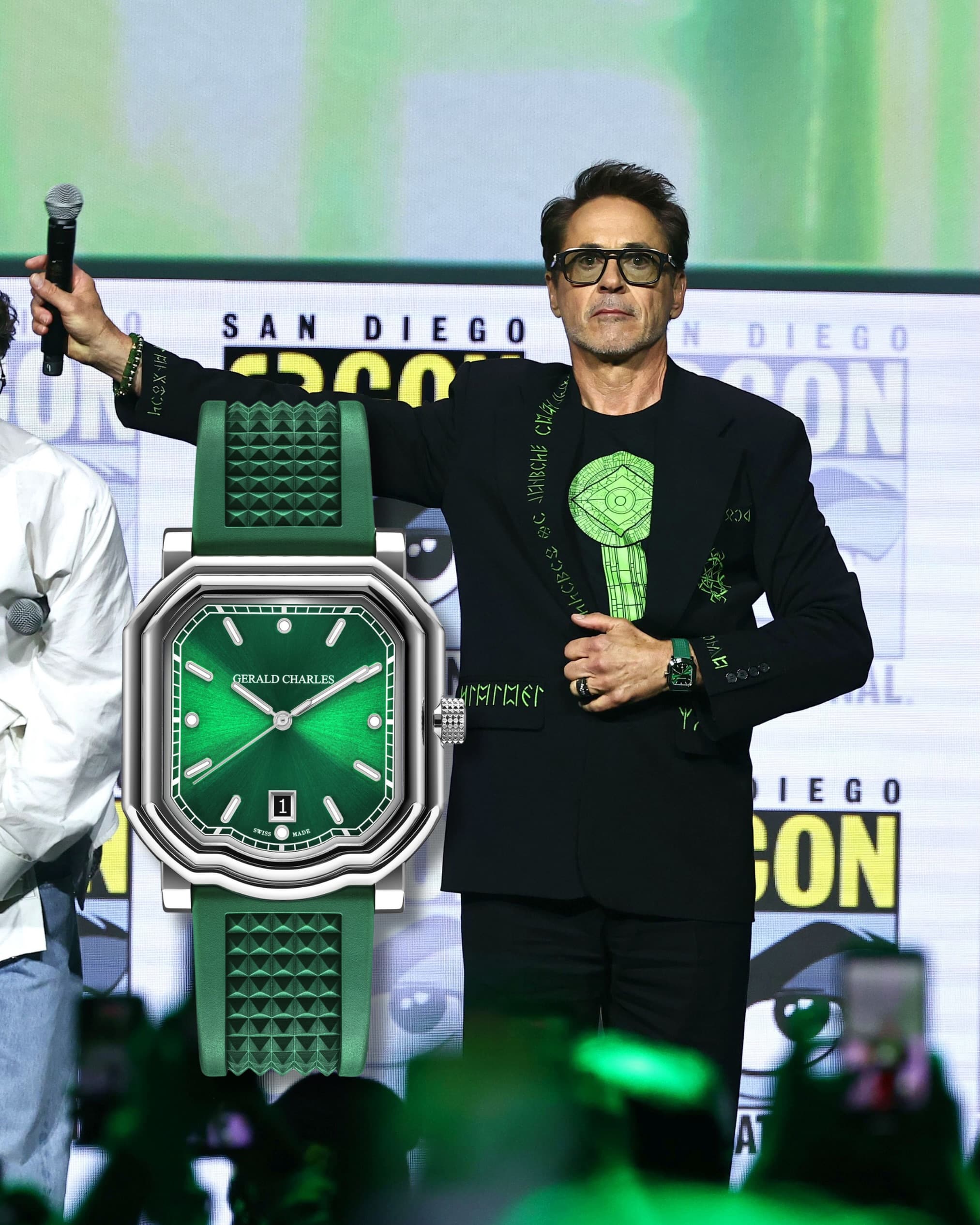 #WatchSpotting | Robert Downey Jr. volvió a elegir @geraldcharles_official durante la presentación de Avengers: Doomsday en la Comic-Con de San Diego, esta vez con un Maestro 2.0 Ultra-Thin Emerald Green.

El verde del reloj conecta directamente con el característico color de Doctor Doom, personaje que Downey Jr. interpreta en la nueva película. 

#TiempoDeRelojes #GeraldCharles #RobertDowneyJr