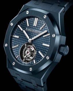 El nuevo Royal Oak Tourbillon Volante Automático de @audemarspiguet estrena por primera vez una construcción completa en cerámica “Bleu Nuit, Nuage 50”, un tono inspirado en las primeras esferas del Royal Oak de 1972. Caja, bisel, corona y brazalete comparten este acabado monocromático, acompañado por una esfera Grande Tapisserie a juego.
En su interior late el calibre automático 2950, con tourbillon volante a las 6 horas y 65 horas de reserva de marcha, visible tanto desde la esfera como a través del fondo de zafiro.
Más detalles en el link de nuestra Bio.
#TiempoDeRelojes #AudemarsPiguet #RoyalOak #Tourbillon