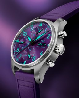 Con motivo del próximo Gran Premio de Singapur, @iwcwatches presenta el nuevo Reloj de Aviador Cronógrafo 41 Mercedes-AMG PETRONAS Formula One Team, con una carátula morada inspirada en la Vanda Miss Joaquim, flor nacional de Singapur, y detalles en el característico verde PETRONAS.
Su caja de titanio grado 5 de 41 mm alberga el calibre de manufactura 69385, con cronógrafo de rueda de pilares y 46 horas de reserva de marcha.
#TiempoDeRelojes #IWC #MercedesAMGPETRONAS