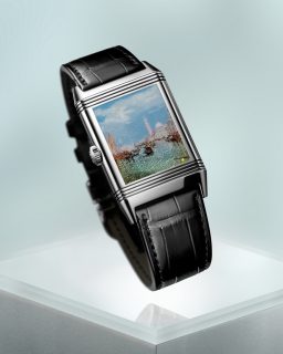 @jaegerlecoultre presenta la Reverso Tribute Enamel “Turner Series”, cuatro relojes de edición limitada que recrean en miniatura distintas vistas de Venecia pintadas por J.M.W. Turner. Cada fondo de caja se convierte en un lienzo de apenas 2 cm², trabajado con pintura en miniatura, esmalte, paillonage y guilloché.
Cada pieza requiere alrededor de 80 horas de trabajo y hasta 14 capas de esmalte, con múltiples cocciones a 800 °C para capturar la luz, la bruma y los reflejos característicos del artista. Solo 10 piezas por versión.
#TiempoDeRelojes #JaegerLeCoultre #Reverso