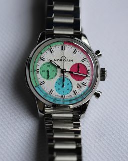 @tobykueffer, vicepresidente de @norqain, nos enseñó el nuevo Freedom Chrono Enjoy Life Viva México.
Sus tres subesferas hacen referencia a México con rosa mexicano, azul por sus mares y ríos, y verde por su flora. Y hay una sorpresa en el fechador: cada siete días aparece un ícono diferente —chile, tequila, taco o cerveza—.
Al reverso encontramos el logo Enjoy Life Viva México acompañado de un chile y, como toque final, el tradicional “Swiss Made” cambia por “Hecho en Suiza”.
Una forma muy NORQAIN de decir: ¡Viva México!
#TiempoDeRelojes #NORQAIN #EnjoyLife