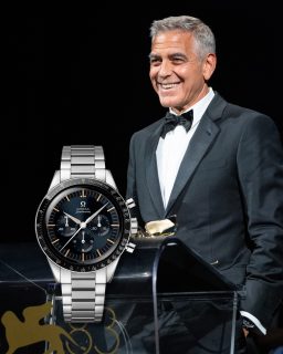 #WatchSpotting | George Clooney recibió el León de Oro 2026 a la Trayectoria Profesional en el Festival de Cine de Venecia y para la ocasión eligió un @omega Speedmaster “First OMEGA in Space”, un modelo de 39.7 mm en acero.
#TiempoDeRelojes #GeorgeClooney #OMEGA