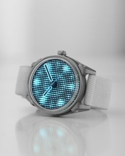 El nuevo Projekt 01 Variant “H” lleva la estética neobrutalista de @kollokium a su versión más luminosa hasta ahora, con 488 marcadores aplicados a mano en Lichtblock y una cantidad de Super-LumiNova equivalente a la de casi 500 carátulas tradicionales.
La caja de acero de 40 mm conserva ese acabado industrial tan característico del proyecto, mientras que en su interior late el calibre automático La Joux-Perret G101, con 68 horas de reserva de marcha.
Limitado a 399 piezas, el Variant “H” despide esta primera etapa del Projekt 01 con un cierre difícil de pasar por alto.
#TiempoDeRelojes #kollokium #Projekt01