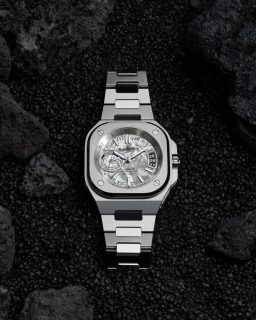 @bellrosswatches lleva al BR-X5 a territorio cósmico con el nuevo BR-X5 Meteorite, cuya carátula está realizada en meteorito Muonionalusta, un material de aproximadamente 4,500 millones de años. Su patrón de Widmanstätten se forma naturalmente durante millones de años y no puede reproducirse artificialmente, por lo que no existen dos carátulas idénticas.
La pieza conserva la arquitectura de acero de 41 mm de la colección y está impulsada por el calibre de manufactura BR-CAL.323, certificado por el COSC y con alrededor de 70 horas de reserva de marcha. Una edición limitada a 250 ejemplares.
#TiempoDeRelojes #BellAndRoss #BRX5 #BRX5Meteorite