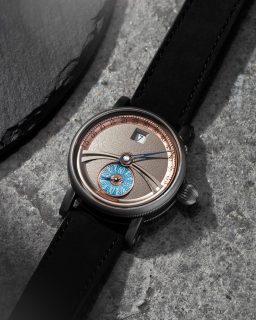 @chronoswiss_mexico presenta el Delphis Art Deco, una reinterpretación de su icónica complicación inspirada en la geometría, simetría y contrastes del movimiento Art Deco.
Su particular lectura del tiempo combina hora saltante a las 12, minutos retrógrados y pequeño segundero, este último con guilloché realizado a mano en Lucerna. Todo dentro de una caja de titanio de 42 mm y animado por el calibre automático C.6004.
Una edición limitada a 150 piezas que lleva el espíritu de los Roaring Twenties a la muñeca.
#TiempoDeRelojes #Chronoswiss #DelphisArtDeco