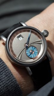 ¿Qué pasa cuando los años 20 se encuentran con la relojería contemporánea?
El resultado es el nuevo @chronoswiss_mexico Delphis Art Deco: hora saltante, minutos retrógrados, guilloché artesanal y titanio.
#TiempoDeRelojes #Chronoswiss #DelphisArtDeco