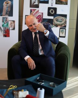Estuvimos con Georges Kern, CEO de House of Brands, en la presentación en México de la nueva era de Universal Genève, una joya de la relojería suiza que vuelve con las versiones contemporáneas de sus clásicos Polerouter, Compax y Cabriolet, además de colecciones cápsulas y una línea Couture con piezas únicas y personalizadas del “Couturier de La Montre”.
#TiempoDeRelojes #UniversalGeneve