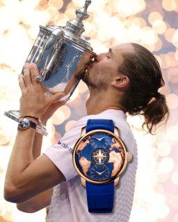 @alexzverev123 conquistó el US Open frente a @benshelton, sumando su segundo Grand Slam de la temporada y haciendo historia como uno de los pocos jugadores de la Era Abierta en ganar sus primeros dos Majors en un mismo año.
Zverev celebró el título con un @jacobandco “The World Is Yours” Dual Time Zone, equipado con el calibre automático JCAA11 y 42 horas de reserva de marcha.
Ben Shelton, por su parte, llevó un @rolex Oyster Perpetual GMT-Master II en acero Oystersteel, con carátula negra, bisel bicolor verde y negro y brazalete Oyster.
#TiempoDeRelojes #USOpen #AlexanderZverev #BenShelton
