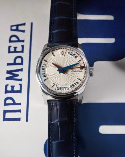 @raketawatches se une al Teatro Sovremennik para crear una edición limitada que celebra dos aniversarios: 70 años del teatro y 65 años de la manufactura.
La carátula está llena de guiños a la historia de Sovremennik: números que remiten a 1956, referencias al 70 aniversario y una construcción tridimensional inspirada en la forma de un anfiteatro.
En el interior late un movimiento automático Raketa 2615, producido en San Petersburgo, visible a través del fondo y acompañado por un rotor azul cobalto decorado con las ondas del Neva. Limitado a 100 piezas.
#TiempoDeRelojes #Raketa #Sovremennik
