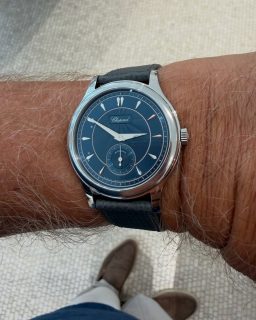 @chopard presenta dos nuevas interpretaciones del L.U.C 1963 Heritage.
Primero, el L.U.C 1963 Heritage Chronograph, una edición limitada y numerada de solo 25 piezas, con caja de 42 mm en Lucent Steel y una carátula azul de Prusia con acabado rayos de sol.
En su interior encontramos el calibre manual L.U.C 03.07-L, un cronógrafo integrado con rueda de columnas, embrague vertical y función flyback, además de 60 horas de reserva de marcha, certificación COSC y Punzón de Ginebra.
A esta pieza se suma el L.U.C 1963 Heritage Regulator, también limitado a 25 ejemplares, con caja de 40 mm en oro blanco y una configuración reguladora que separa horas, minutos y segundos e incorpora GMT, fecha y reserva de marcha.
Su calibre manual L.U.C 98.02-L ofrece una impresionante autonomía de 216 horas, equivalentes a 9 días, gracias a la tecnología Chopard Quattro.
¿Chronograph o Regulator? ¿Con cuál te quedas?
#TiempoDeRelojes #Chopard