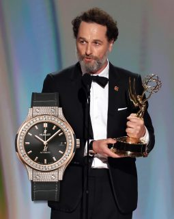 @thematthewrhys hizo historia en los @iemmys y lo hizo con @hublot en la muñeca.
El actor galés fue el gran ganador de la noche al conseguir un doble triunfo histórico: se llevó el premio a Outstanding Lead Actor in a Limited or Anthology Series or Movie por The Beast in Me y también a Outstanding Lead Actor in a Comedy Series por Widow’s Bay.
Para la ceremonia eligió un Hublot Classic Fusion 3-Hands King Gold Pavé de 38 mm, con caja pulida en King Gold y detalles engastados que acompañaron uno de los momentos más importantes de su carrera.
Hublot también estuvo presente en otras muñecas destacadas de la noche:
Gerran Howell — Classic Fusion Chronograph King Gold 42mm
@tylerjameswill — Classic Fusion Aerofusion Moonphase Black Magic 42mm
Chris McDonald — Spirit of Big Bang King Gold 42mm
#TiempoDeRelojes #Hublot