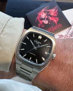 @glashuetteoriginal mira a los años 70 para crear algo completamente actual.
La firma alemana presenta su nueva línea “70s”, una colección dentro de Vintage que recupera el encanto de lo analógico con tres modelos inspirados en objetos icónicos de aquella década: Vinyl Record, Tweed Amp y Stereo Panel.
Los tres comparten una caja cuadrada de acero de 39 × 39 mm, apenas 9,6 mm de grosor, hermeticidad de 100 metros y el calibre automático de manufactura 36, con hasta 100 horas de reserva de marcha.
Cada versión tiene una personalidad propia:
Vinyl Record, con carátula negra inspirada en un disco de vinilo y limitada a 500 piezas.
Tweed Amp, con tonos marrones que recuerdan a los clásicos amplificadores de blues.
Stereo Panel, con una estética monocromática basada en los equipos Hi-Fi de los años 70.
Además, estrenan el sistema patentado Groove Lock, que permite cambiar brazaletes y correas sin herramientas.
#TiempoDeRelojes #GlashütteOriginal