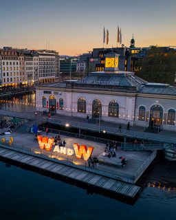 @watchesandwonders Geneva 2027 crece y viene con muchos cambios.
La próxima edición se celebrará del 5 al 11 de abril de 2027 y llegará con 13 nuevas marcas, elevando el total de expositores a 75. Entre las incorporaciones estarán Akhor, Alain Silberstein, Berneron, Breva Genève, Fortis, Kerbedanz, Porsche Design, Singer Reimagined, Stollenwurm, Breitling, Damiani, Gallet y Universal Genève.
Pero no será el único cambio: Palexpo tendrá una escenografía completamente renovada, inspirada en los lagos y montañas de Suiza, con pasillos más amplios y una distribución pensada para mejorar la experiencia de los visitantes.
También habrá nuevas activaciones y experiencias alrededor de los oficios relojeros, con demostraciones en vivo, talleres, artesanía y contenidos educativos para acercar todavía más la relojería al público.
Y uno de los cambios más importantes estará fuera del salón: In The City se extiende a siete días, con Watchmaking Village, activaciones en boutiques, demostraciones de artesanos, experiencias inmersivas y eventos culturales y musicales por toda Ginebra.
#TiempoDeRelojes #WatchesAndWonders