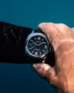 @panerai revive uno de sus diseños más icónicos de los 90, ahora en 42 mm. 

La firma presenta los nuevos Luminor PAM01710, PAM01711 y PAM01714, inspirados en las referencias históricas 5218-201/A y 5218-202/A de 1993. Por primera vez, esta arquitectura llega en una caja de 42 mm, conservando las líneas angulares, las asas robustas y el característico puente protector de corona que definieron al Luminor de aquella década.

Los tres modelos incorporan el calibre automático P.980, con 3 días de reserva de marcha, función stop-seconds y una hermeticidad de 500 metros.

La colección llega en tres personalidades distintas: PAM01710 con carátula negra y correa beige, PAM01711 con carátula verde y correa a juego, y PAM01714 con caja de acero DLC, carátula azul y correa azul.

#TiempoDeRelojes #Panerai #Luminor
