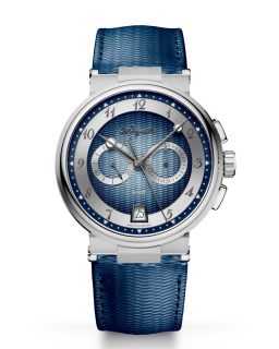 @montresbreguet presenta nuevas interpretaciones de los Marine 5517 y Marine Chronographe 5527, dos modelos que retoman una historia ligada a la navegación desde que Abraham-Louis Breguet fue nombrado relojero de la Marina Real francesa en 1815.
En ambos, la carátula luce el guilloché hecho a mano “Quai de l’Horloge”, inspirado en los contornos de la Île de la Cité y la Île Saint-Louis, así como en el movimiento de las olas. El 5517 apuesta por una lectura de tres agujas, mientras que el 5527 suma un cronógrafo flyback.
Las nuevas versiones llegan en oro blanco, oro rosa y titanio, con acabados en azul, negro y gris que refuerzan el carácter contemporáneo de la colección.
#TiempoDeRelojes #Breguet #BreguetMarine
