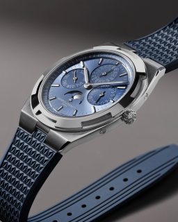 @vacheronconstantin celebra 30 años de Overseas con una edición especial.
La Maison presenta el nuevo Overseas Perpetual Calendar Ultra-Thin, una edición limitada a 200 piezas creada para conmemorar las tres décadas de una de sus colecciones más emblemáticas.
La gran novedad está en una combinación inédita dentro de la colección: caja de oro blanco y una nueva carátula azur, más clara y menos saturada.
En el interior late el calibre automático 1120 QP/1, con calendario perpetuo y fase lunar, apenas 4.05 mm de grosor, lo que permite mantener la caja en solo 8.1 mm. Además, el calendario no requerirá corrección hasta el año 2100.
La pieza incluye tres opciones intercambiables: brazalete de oro blanco, correa de caucho blanco y otra en azul denim, todas con sistema de cambio sin herramientas.
#TiempoDeRelojes #VacheronConstantin #Overseas