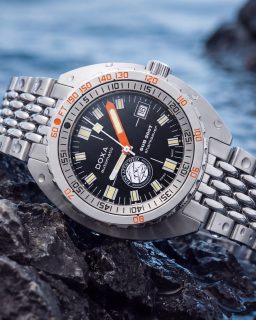 @doxawatchesofficial anuncia una nueva alianza con @finsattached, organización dedicada a la protección de tiburones y a la conservación de ecosistemas marinos. Para celebrar esta colaboración, la firma creó un SUB 300T Sharksaver Fins Attached único, pieza 1 de 1, que será subastada con fines benéficos.
El reloj mantiene el ADN del SUB 300T con movimiento automático, 38 horas de reserva de marcha y hermeticidad de hasta 1,200 metros, además de un grabado especial en el fondo que conmemora la gala Saving Our Seas from a Mile High.
La pieza se subastará durante la gala del 10 de octubre, y lo recaudado apoyará el trabajo de Fins Attached en investigación, educación y conservación de tiburones y sus hábitats.
#TiempoDeRelojes #DOXA #SUB300T