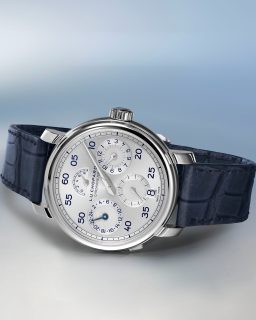 La colección L.U.C 1963 Heritage de @chopard suma dos nuevas ediciones limitadas.
El Heritage Regulator recupera la histórica lectura regulador, separando horas, minutos y segundos, y añade GMT y reserva de marcha. Su calibre manual L.U.C 98.02-L ofrece nada menos que 9 días de autonomía, todo dentro de una caja de oro blanco ético de 40 mm.
Por su parte, el Heritage Chronograph apuesta por una carátula azul de Prusia y un calibre manual L.U.C 03.07-L con rueda de columnas, embrague vertical y función flyback, alojado en una caja de 42 mm de Lucent Steel.
Ambos están limitados a solo 25 piezas y cuentan con certificación COSC y Punzón de Ginebra.
#TiempoDeRelojes #Chopard