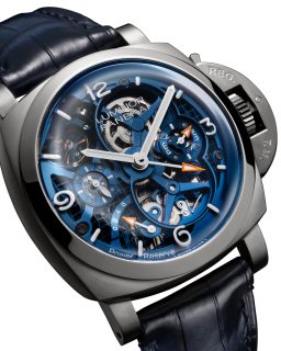 @panerai presenta el nuevo Luminor Tourbillon PAM01784, una pieza de 47 mm en titanio que deja su mecánica completamente a la vista y combina tourbillon horizontal, GMT, reserva de marcha y pequeño segundero.
En su interior late el calibre manual P.2005/T, con tres barriletes y una impresionante reserva de marcha de 6 días. El tourbillon, además, completa una rotación cada 30 segundos sobre un eje perpendicular al volante, una arquitectura desarrollada por Panerai desde 2005.
Todo esto con puentes de titanio azul, cristal de zafiro abombado y una construcción esqueletizada que convierte al movimiento en parte central del diseño.
#TiempoDeRelojes #Panerai #LuminorTourbillon