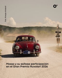 Celebrada hace unos días, la 36ª edición del @granpremionuvolari sumó una nueva conexión con la relojería. La firma suiza-chilena @mosso se incorporó al Gran Premio Nuvolari como auspiciador y Time Keeper, con el MOSSO Italia como reloj oficial de la carrera, un papel pertinente en una disciplina donde la precisión marca la diferencia.
Creado en honor al legendario piloto italiano Tazio Nuvolari, este rally de regularidad para autos históricos sigue reuniendo dos ideas que el automovilismo y la relojería conocen muy bien: la pasión por la mecánica y el arte de dominar el tiempo. Con participantes de todo el mundo compitiendo en un recorrido por Italia y San Marino que combinó pruebas cronometradas, circuitos legendarios y más de un siglo de historia del automovilismo, la dupla italiana de Andrea Vesco y Fabio Salvinelli se llevó la victoria al cruzar la meta en Mantova a bordo de su FIAT 508 S de 1935.
#TiempoDeRelojes #MOSSO