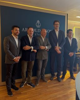 México brilla en el mapa de @arnoldandson.
La manufactura presenta el Globetrotter Steel Mexico Edition, una edición creada junto a Berger y limitada a solo cinco piezas para el mercado mexicano. Su rasgo más distintivo está en la carátula: el territorio de México se ilumina con Super-LumiNova verde sobre el mapamundi del hemisferio norte.
La pieza combina una carátula de madreperla con degradado azul, aplicaciones tridimensionales en oro rodiado y la arquitectura escultórica del gran puente arqueado que define a la colección Globetrotter.
En su interior late el calibre automático de manufactura A&S6022, con 45 horas de reserva de marcha y acabados como Côtes de Genève radiales, perlado y pulidos a mano.
#ArnoldAndSon #Globetrotter #TiempoDeRelojes
