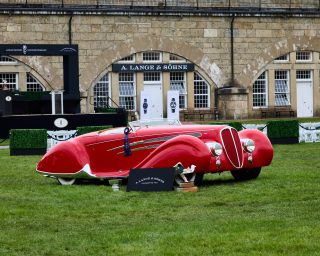 Estuvimos con @alangesoehne en la séptima edición del Audrain Newport Concours d’Elegance @audrainconcours, una de las competencias de autos clásicos más prestigiosas del mundo. Este año reunió una cifra récord de participantes y estrenó como escenario el histórico Fort Adams.
Wilhelm Schmid, CEO de la manufactura sajona, entregó varios premios, incluido el Best of Show al Delahaye 165 Cabriolet de 1938 con carrocería de Figoni et Falaschi, perteneciente a la Pearl Collection.
Entre los anfitriones estuvo Jay Leno, y el evento recibió además la visita sorpresa del expresidente estadounidense Joe Biden, cuyo Chevrolet Corvette Sting Ray Convertible de 1967 estuvo en exposición.
En Newport también conocimos la nueva versión del Triple Split en platino 950, capaz de medir tiempos intermedios y comparativos de hasta 12 horas, así como los nuevos 1815 Up/Down de 37.5 mm. Además, un artesano llegado de Alemania mostró el trabajo de grabado que distingue a la manufactura de Glashütte.
#TiempoDeRelojes #ALangeSohne #AudrainConcours #ConcoursDElegance
