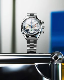 @zenithwatches y USM vuelven a encontrarse, esta vez con una pieza única.
El nuevo DEFY Chronograph USM – TimeForArt Unique Piece parte de la colaboración presentada en 2025, pero transforma por completo la carátula con un acabado espejo que cambia según la luz y el entorno.
Mantiene la caja de acero de 37 mm y el calibre El Primero 400, con 36,000 alternancias por hora y 55 horas de reserva de marcha. Los contadores incorporan los cuatro colores característicos de USM y la aguja central del cronógrafo lleva en la punta una miniatura de la unión esférica del sistema Haller.
La pieza será subastada por Phillips en Nueva York el 5 de diciembre, y el 100% de lo recaudado beneficiará al Swiss Institute.
#TiempoDeRelojes #ZENITH #USM #DEFY