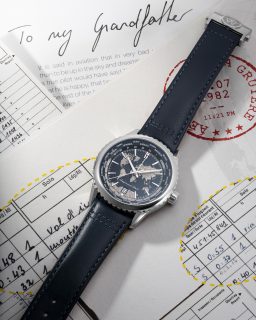 @raymondweil presenta el nuevo Freelancer World-Traveller, una edición que rinde homenaje al centenario del nacimiento de Raymond Weil y al 50 aniversario de la firma fundada en Ginebra en 1976.
Con una caja de acero de 40 mm, combina funciones GMT y Worldtimer para mostrar la hora local, una segunda zona horaria y los horarios de 24 ciudades del mundo. Su carátula destaca por un mapa mundial en relieve, acompañado de la firma manuscrita de su fundador.
En su interior, el calibre automático RW3230 ofrece 56 horas de reserva de marcha. La edición está limitada a 260 piezas.
#TiempoDeRelojes #RaymondWeil #Freelancer