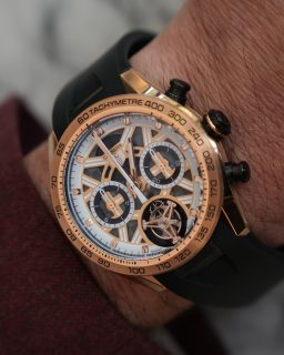 @tagheuer presenta el nuevo Carrera Extreme Sport Tourbillon “Golden Heritage”, una edición especial creada en colaboración con Berger, limitada a solo 20 piezas para el mercado mexicano e inspirada en el simbolismo del oro dentro de nuestra cultura.

La pieza combina una caja de 44 mm en titanio y oro rosa, carátula esqueletizada y dos correas de caucho intercambiables, en blanco y negro. En su interior, el calibre TH20-09 integra cronógrafo y tourbillon, con 65 horas de reserva de marcha.

Su fondo lleva grabada la inscripción “Mexico Limited Edition” y estará disponible a partir de este mes.

#TiempoDeRelojes #TAGHeuer #TAGHeuerCarrera #GoldenHeritage