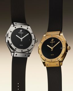 @hublot regresa a sus orígenes con el nuevo Classic Fusion Tributo.
Inspirado en el primer reloj creado por Carlo Crocco en 1980, el modelo recupera la combinación que marcó la historia de la firma: oro y caucho negro.
Disponible en oro amarillo y oro blanco, ambos de 38 mm, conserva el diseño minimalista y los 12 tornillos del bisel original, pero ahora incorpora un movimiento automático de manufactura, con aproximadamente 50 horas de reserva de marcha.
Un homenaje a los 46 años de historia de Hublot y al concepto que dio origen a su Art of Fusion.
#TiempoDeRelojes #Hublot #ClassicFusion