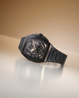 @bianchet_watches presentará en el @siarmx el nuevo Tonneau UltraFino Black Ceramic, una pieza que combina una caja de cerámica negra de 40 mm con una fina línea de oro rosa bajo el bisel, un detalle que también se refleja en las agujas y el rotor. 

Con apenas 8.9 mm de grosor, incorpora el calibre automático UT01, con tourbillon volante, 60 horas de reserva de marcha y resistencia a impactos de hasta 5,000 G. Se acompaña de un brazalete integrado de cerámica y una correa adicional de caucho negro. 

#TiempoDeRelojes #Bianchet #TonneauUltraFino #SIAR
