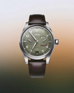 El nuevo ProPilot Calibre 111 de @oris estrena un diseño actualizado con carátulas en negro o verde pino, acabados cepillados y una caja de acero de 43 mm, sin perder los detalles inspirados en la aviación.
En su interior conserva el calibre de cuerda manual Oris 111, con 240 horas de reserva de marcha y un indicador no lineal que permite conocer la energía restante. Disponible con brazalete de acero o correa de piel marrón.
#TiempoDeRelojes #Oris #OrisProPilot