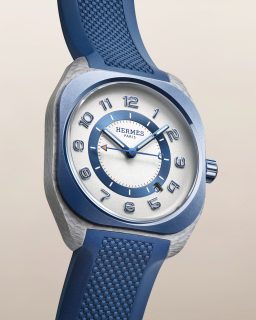 @hermes presenta dos versiones de su reloj deportivo H08, que combinan una caja de 39 mm en fibra de vidrio trenzada y metalizada con un bisel de cerámica blanca o azul de Malta. Su diseño geométrico se complementa con una carátula blanca y correas de caucho a juego. 

En su interior, el calibre automático de manufactura Hermès H1837 ofrece 50 horas de reserva de marcha.

#TiempoDeRelojes #Hermes #HermesH08